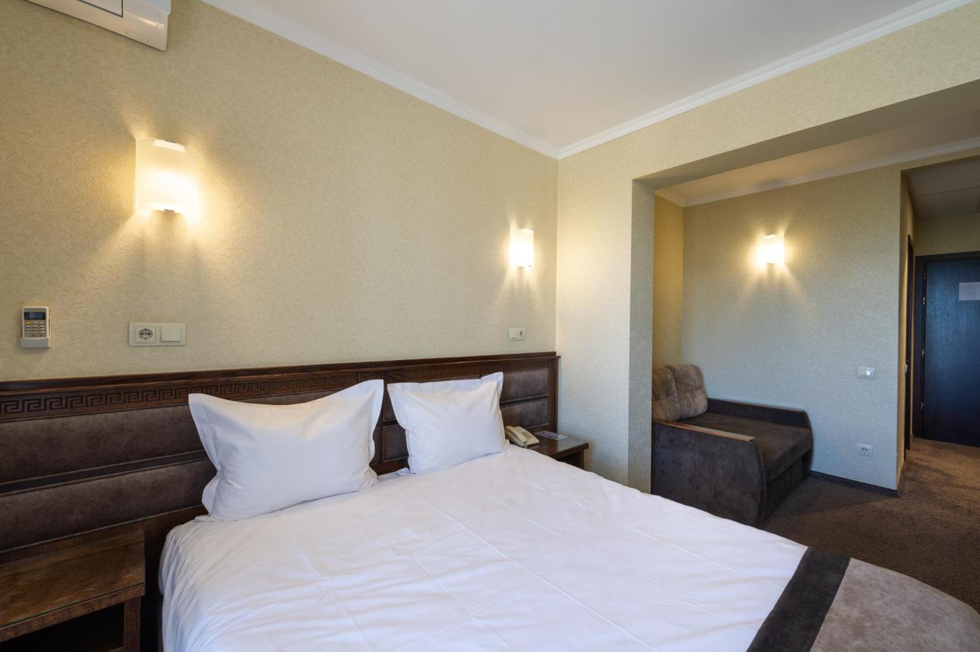 Avalon Palace Тернополь Экстерьер фото