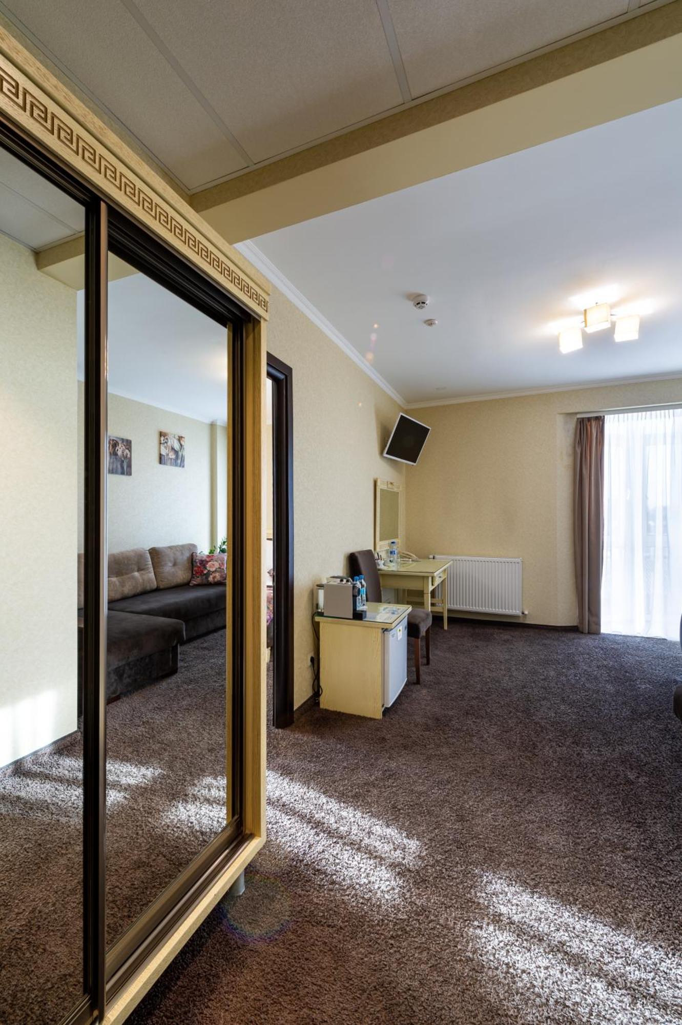 Avalon Palace Тернополь Экстерьер фото