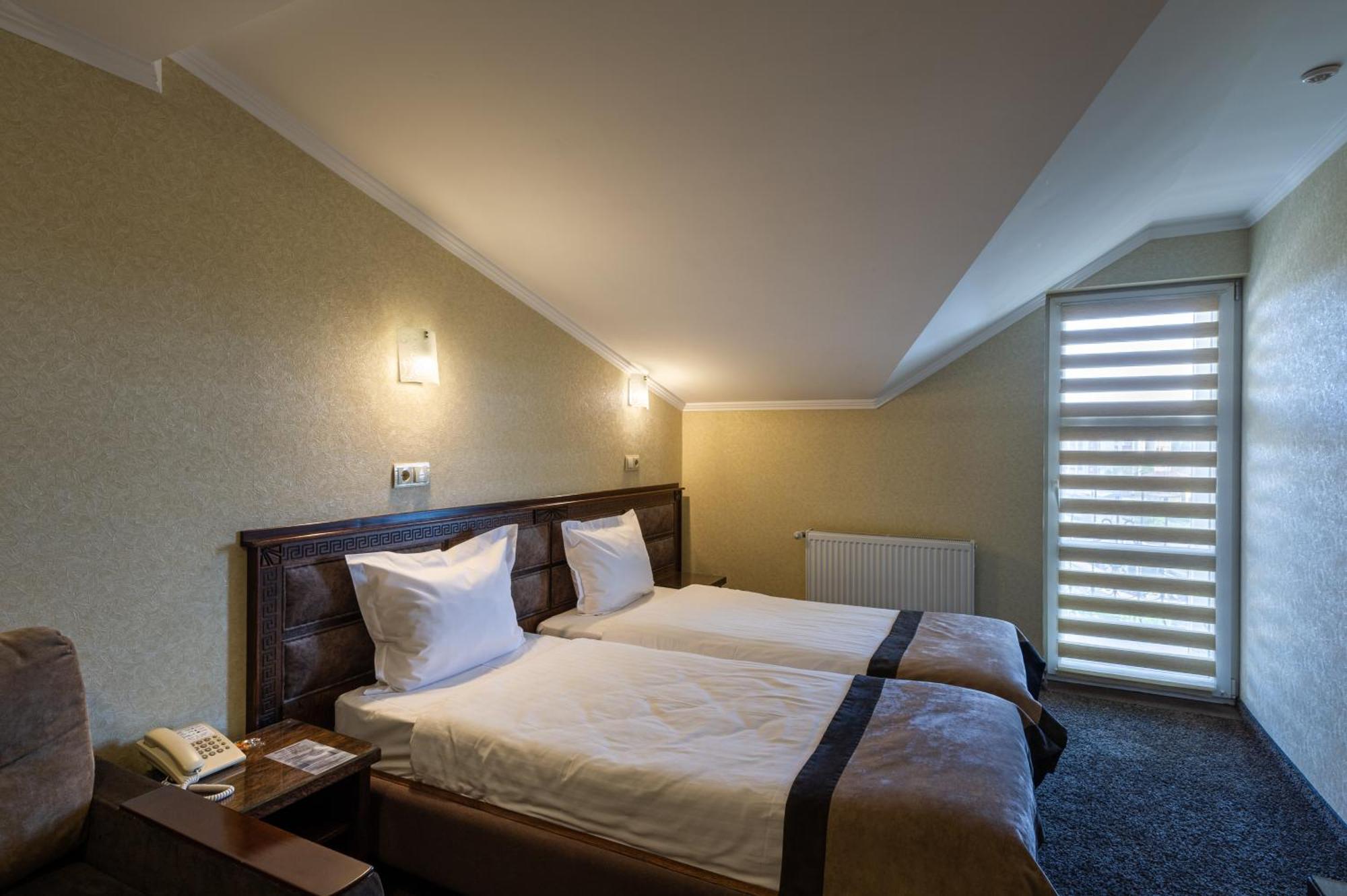 Avalon Palace Тернополь Экстерьер фото